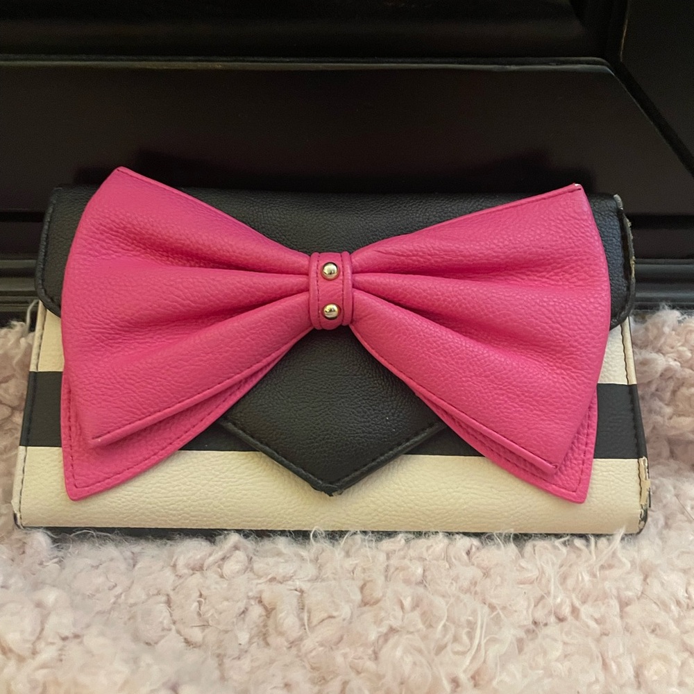 Betsey Johnson Pink Bow Black and Cream Clutch 🎀🎀